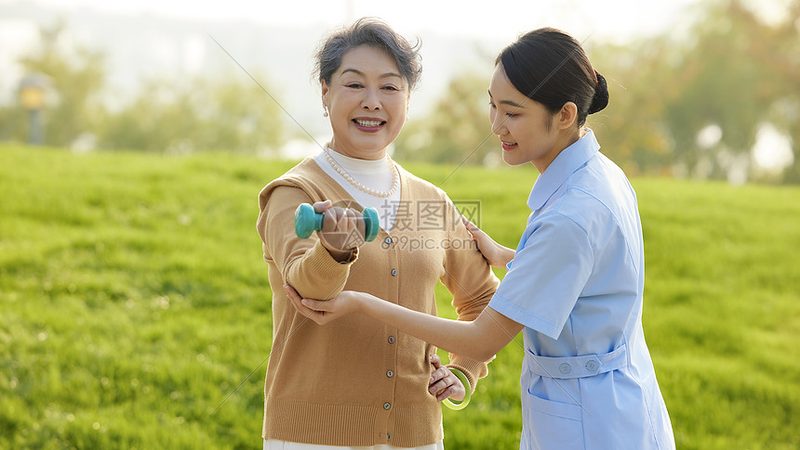 社区养老，如何打造老人的健康守护伞？**