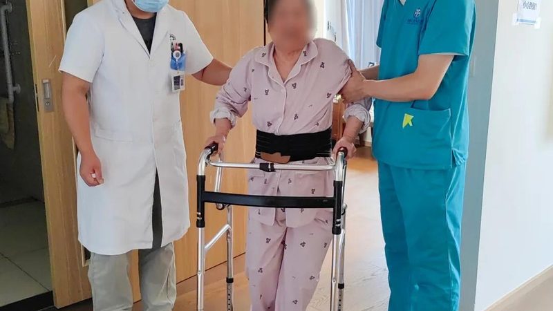 在选择养老公寓时，除了关注价格，还应注意以下几个方面：